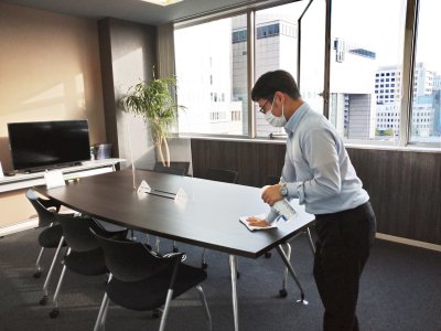 相続の名古屋事務所スタッフのマスク着用および消毒の様子
