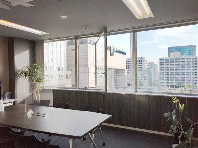 名古屋相続サポートセンター応接室の窓を開閉