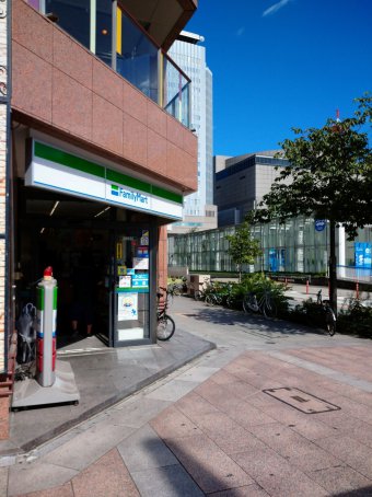 相続相談の税理士法人アイビス名古屋事務所へ向かう道のファミリーマート