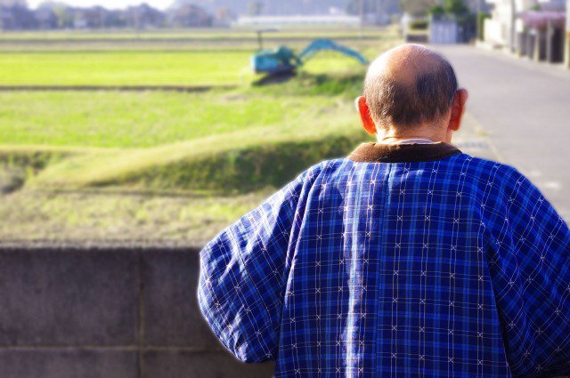 税理士に相続の相談をしなかった高齢者のイメージ